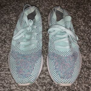 Lightly worn Adidas sneakers!!